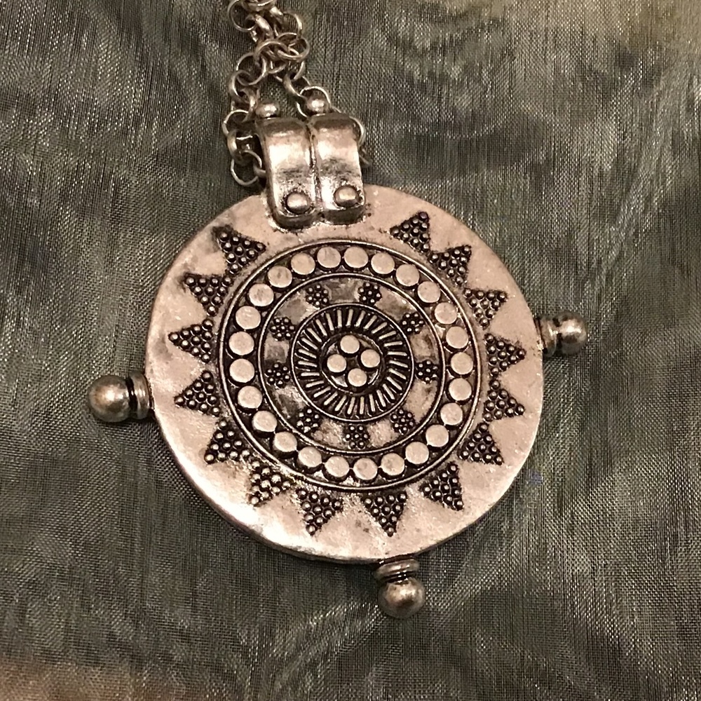 Stunning Lightweight Pendant with Necklace